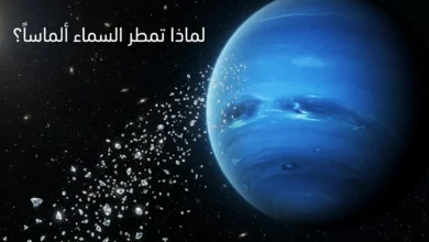 رسم توضيحي واقعي يُظهر بلّورات ألماس لامعة تتساقط كأمطار عبر الغلاف الجوّي الأزرق لكوكب نبتون في الفضاء العميق
